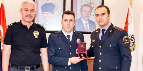 Türkiye-Ermenistan maçında Azerbaycan bayrağına saygı gösteren Türk polis memuruna madalya