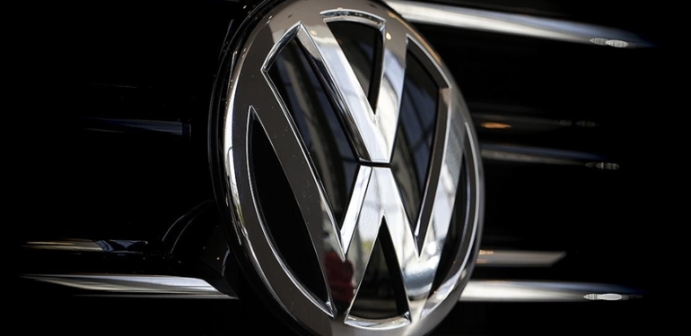 Volkswagen-sebebi-bilinmeyen-sistem-arizasi-sebebiyle-arac-uretimini-durdurdu.jpg