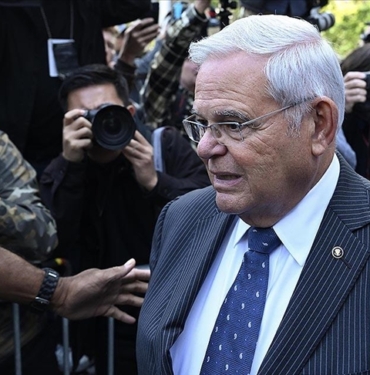 quotRusvet-almaklaquot-suclanan-Menendez039e-yurt-disina-cikma-yasagi-getirildi.jpg