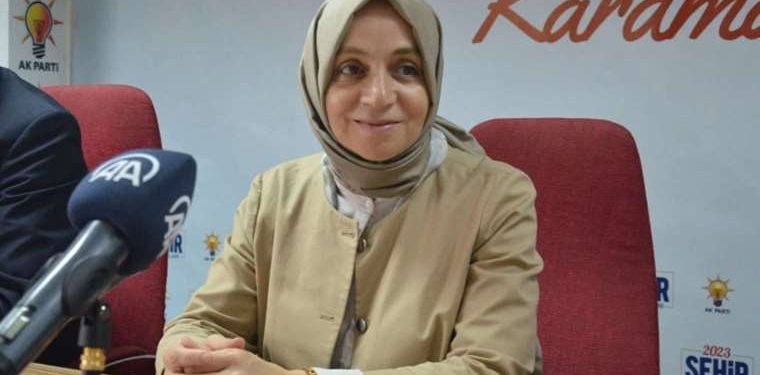 AKP039li-Leyla-Sahin-Usta-Masaya-catalla-ve-bicakla-vuran-ogrencilerin.jpg