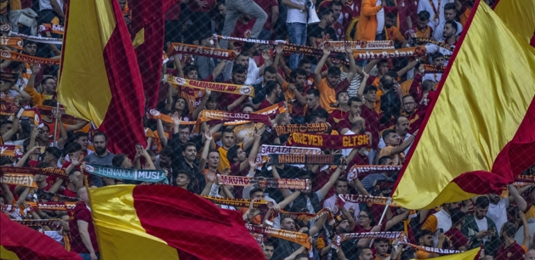 Turk-sporunun-sari-kirmizili-cinari-Galatasaray-118-yasinda.jpg